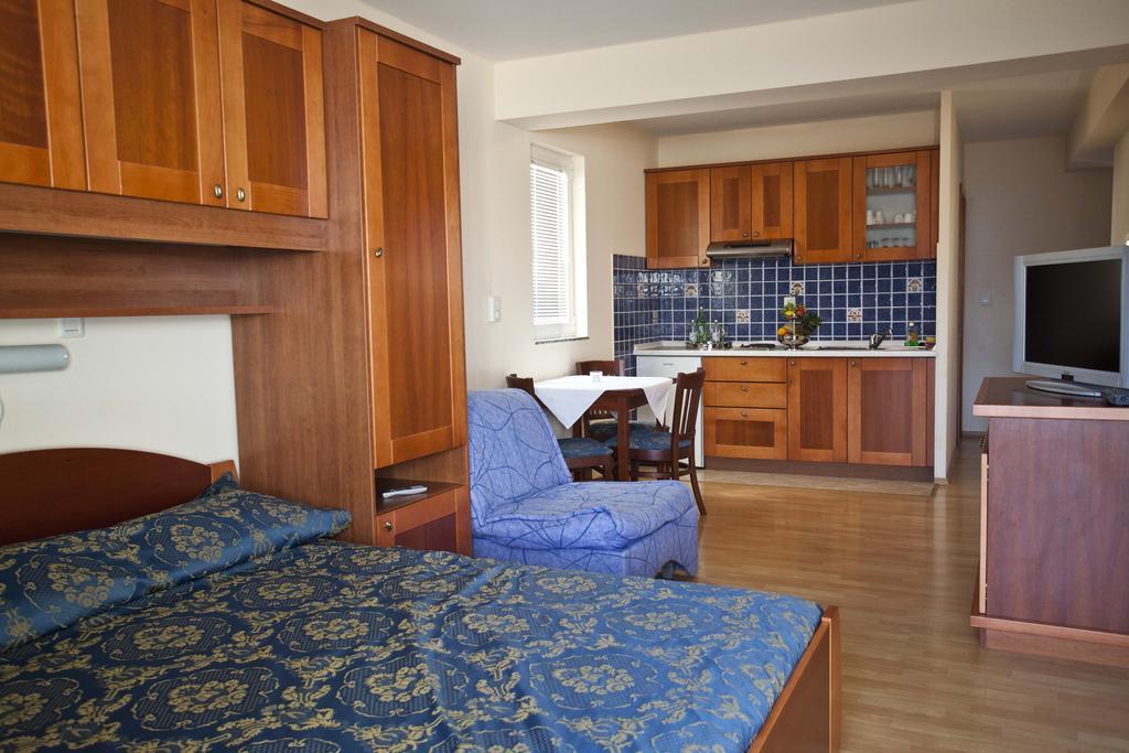 Studio Apartmani Bijeli Delfin Biograd Na Moru Room photo