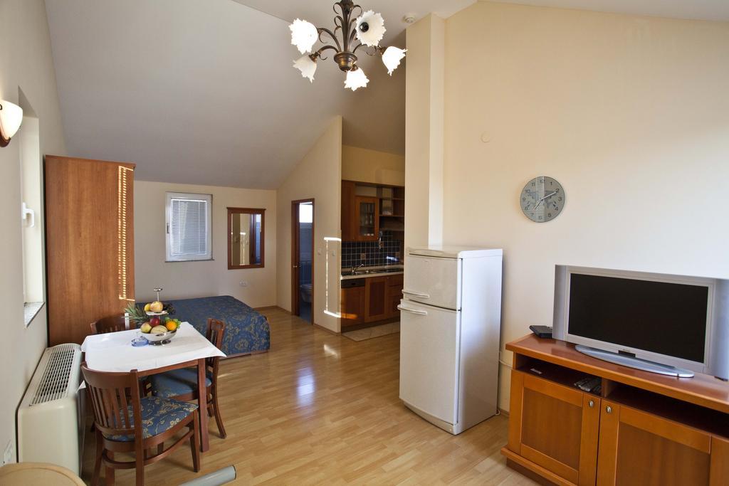 Studio Apartmani Bijeli Delfin Biograd Na Moru Exterior photo