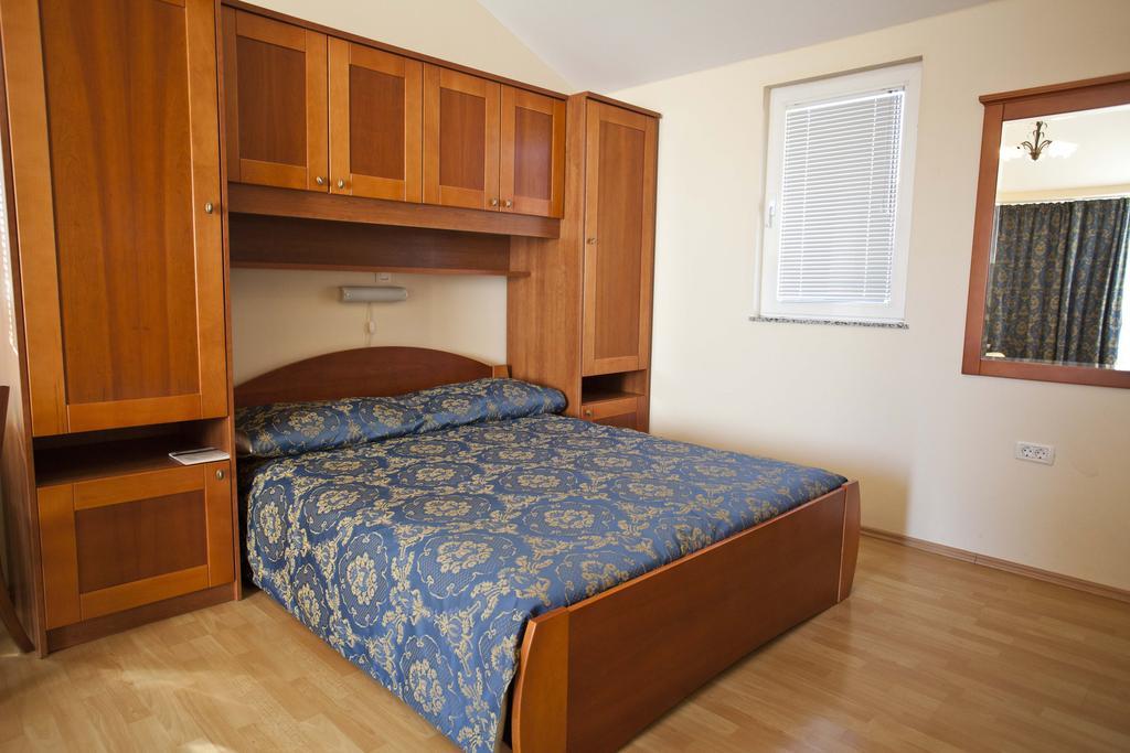 Studio Apartmani Bijeli Delfin Biograd Na Moru Exterior photo